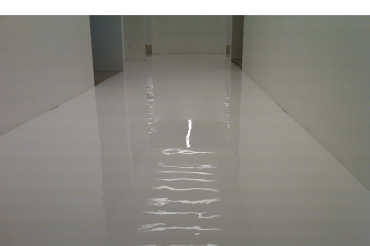 Pavimenti in resina Protection in colata bianca — Resine Strutturate