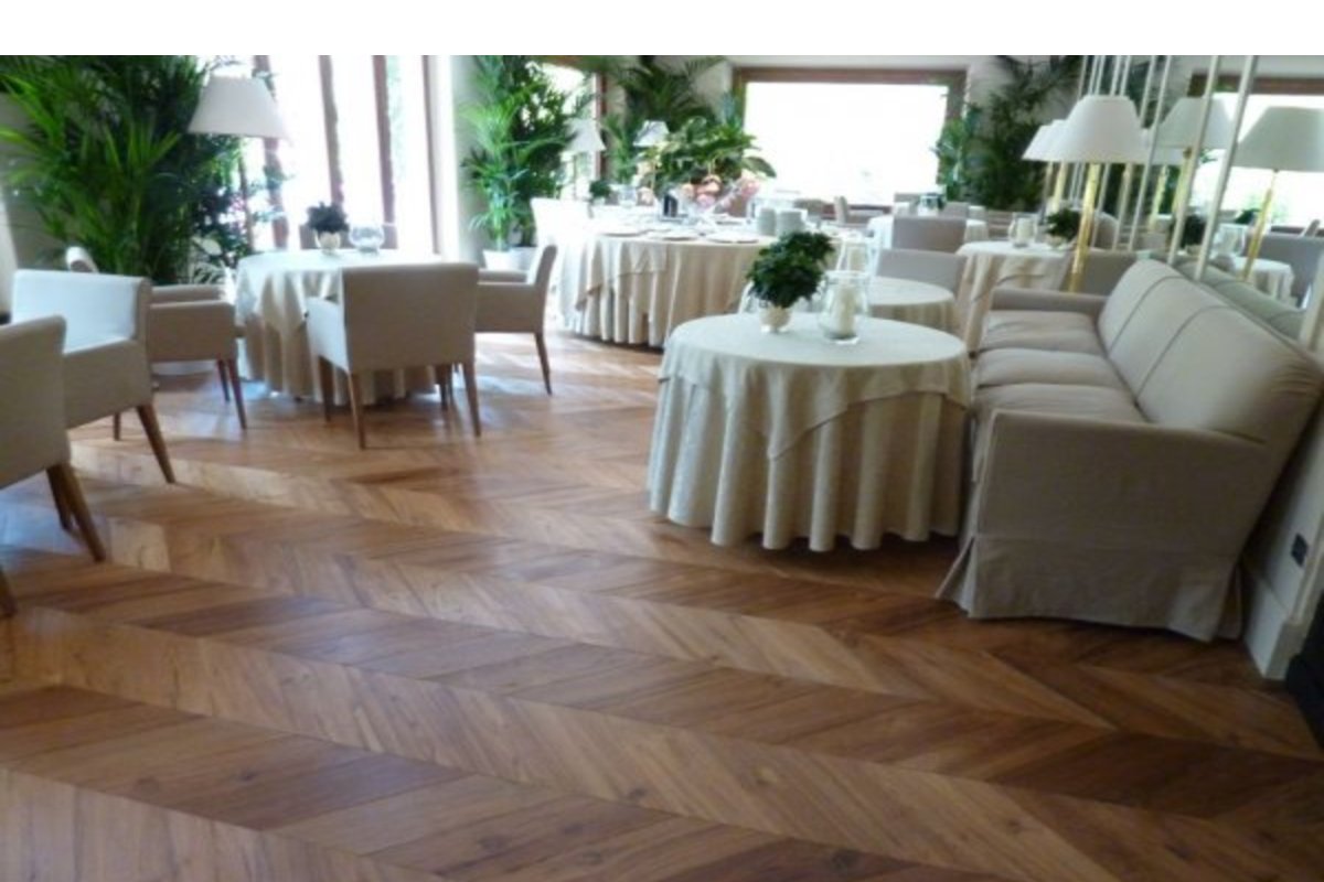 parquet a spina di pesce in Teak Antico — ANTICO CADORE SRL