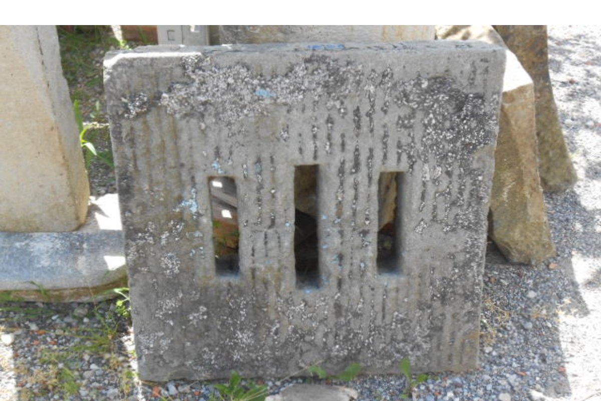 Caditoie in pietra per scolo acqua — Recuperando Brick and Stone
