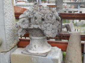 Vasi sopracolonna in pietra di Vicenza antichi — immagine 2 di 3