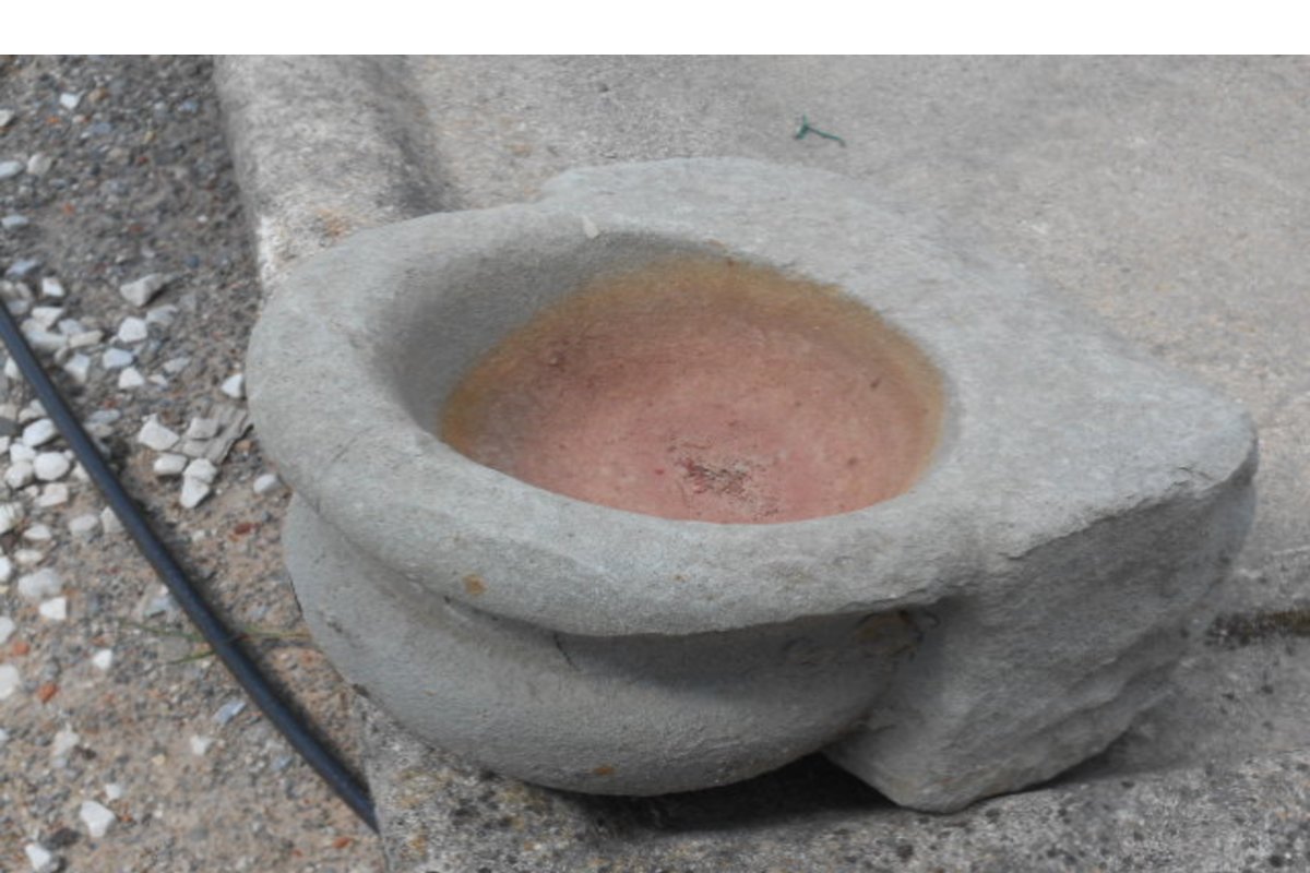 Acquasantiere in pietra antiche — Recuperando Brick and Stone