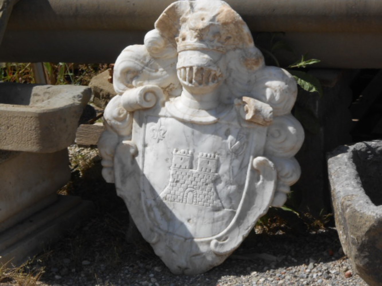 Stemma in marmo antico — Recuperando Brick and Stone