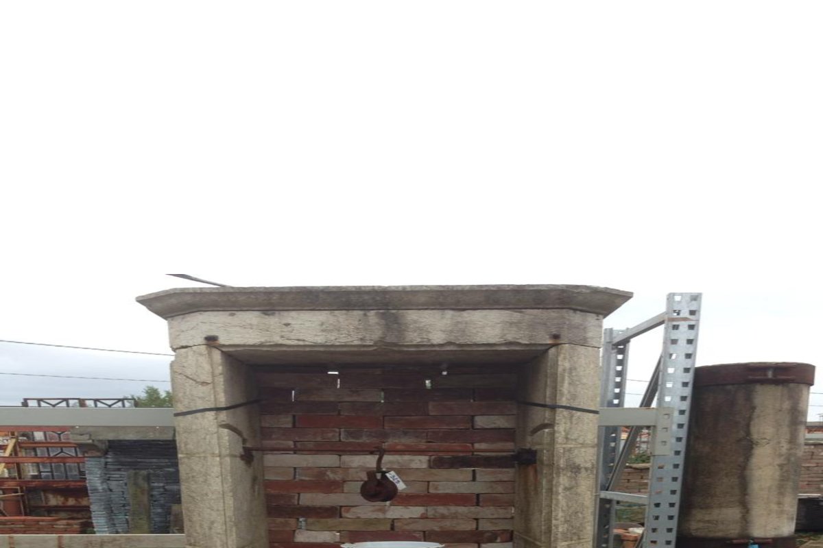 pozzo antico a muro — Recuperando Brick and Stone