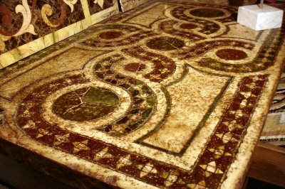 Pavimenti e rivestimenti in marmo intarsiati