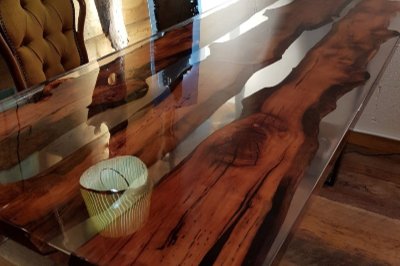 Tavoli realizzati in legno e resina epossidica
