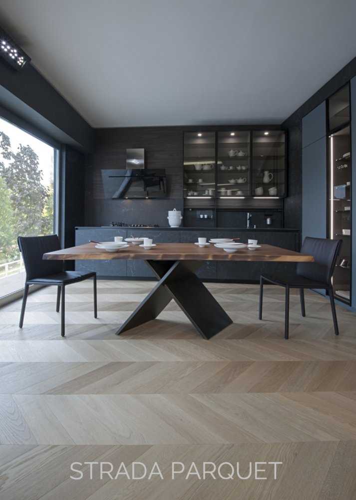 Parquet rovere prefinito a spina — Strada Legnami & Parquet srl