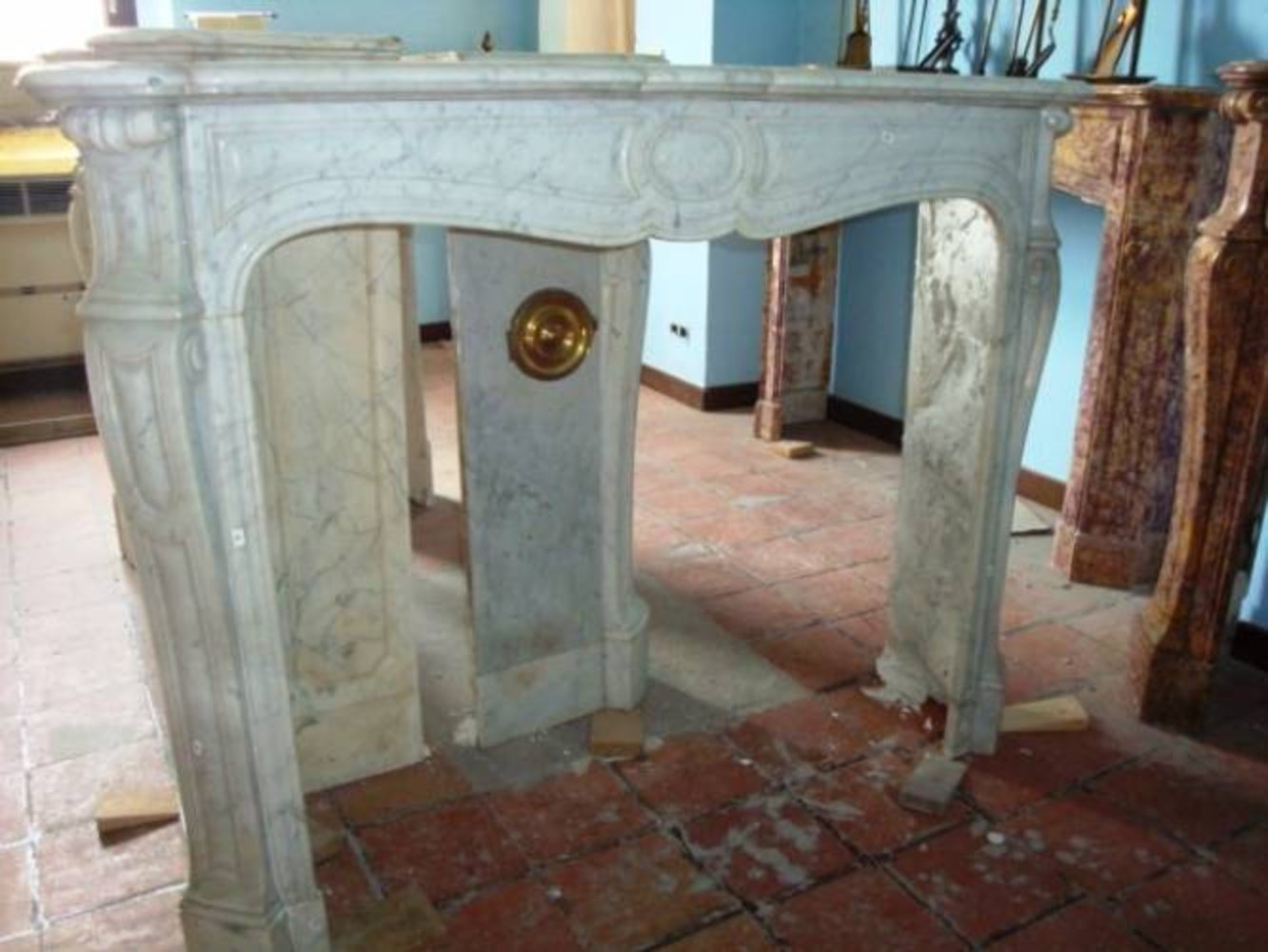 POMPADOUR PIED GALBE’ IN MARMO BIANCO CARRARA — Caminetti Antichi Artis