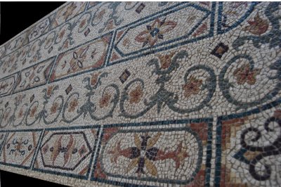 Mosaici  anticati con inserti in coccio pesto