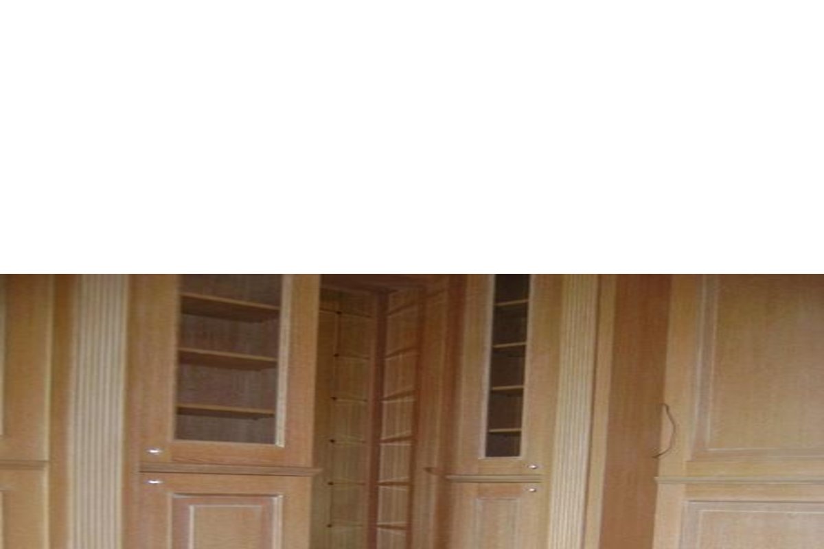 Boiserie in legno con libreria — SOLS - Interni di Prestigio